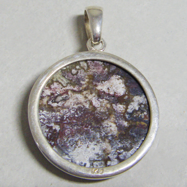 (p1238)Colgante en plata con piedra pulida.